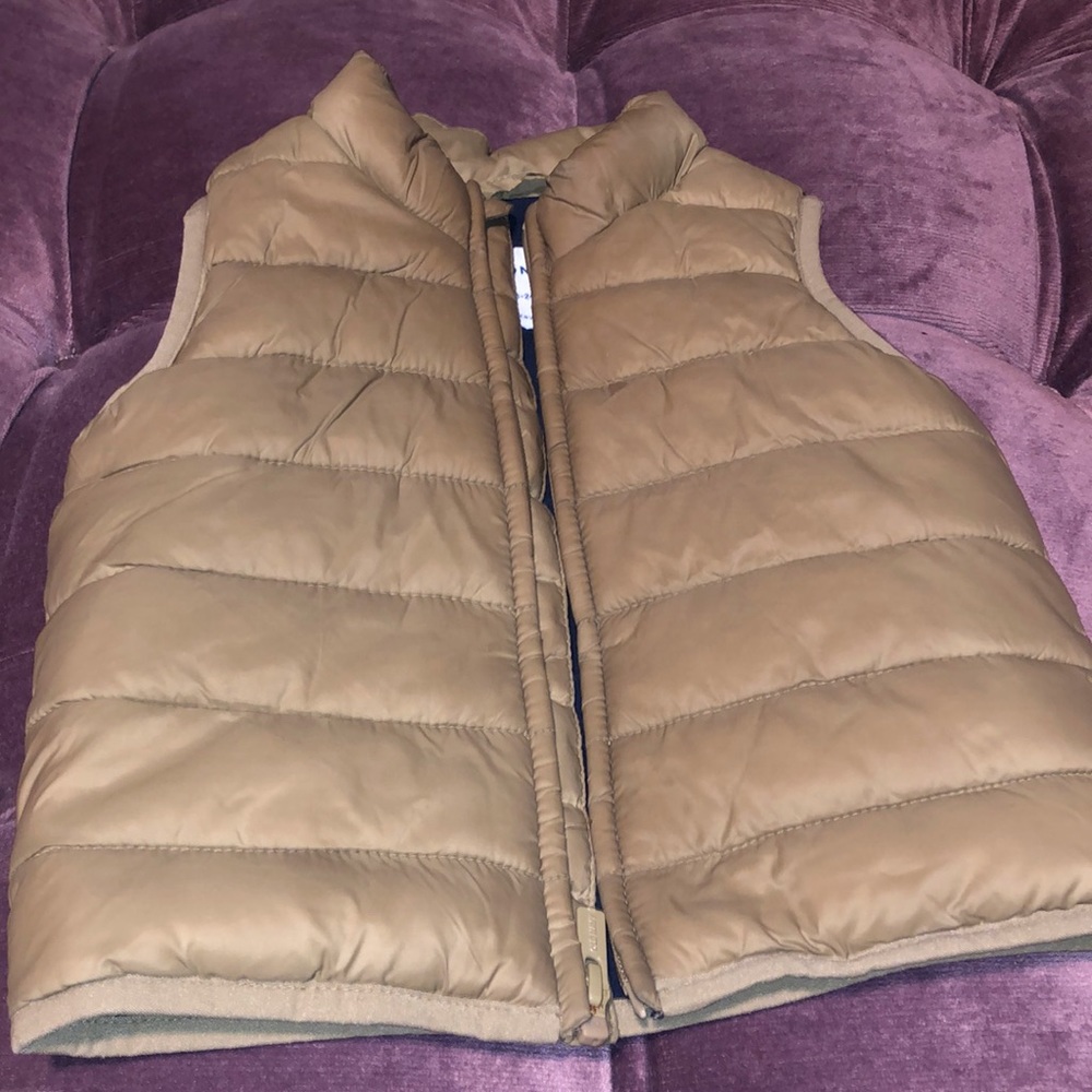 OLD NAVY BEIGE BABY PUFFER VEST. IN GREAT CONDITION.